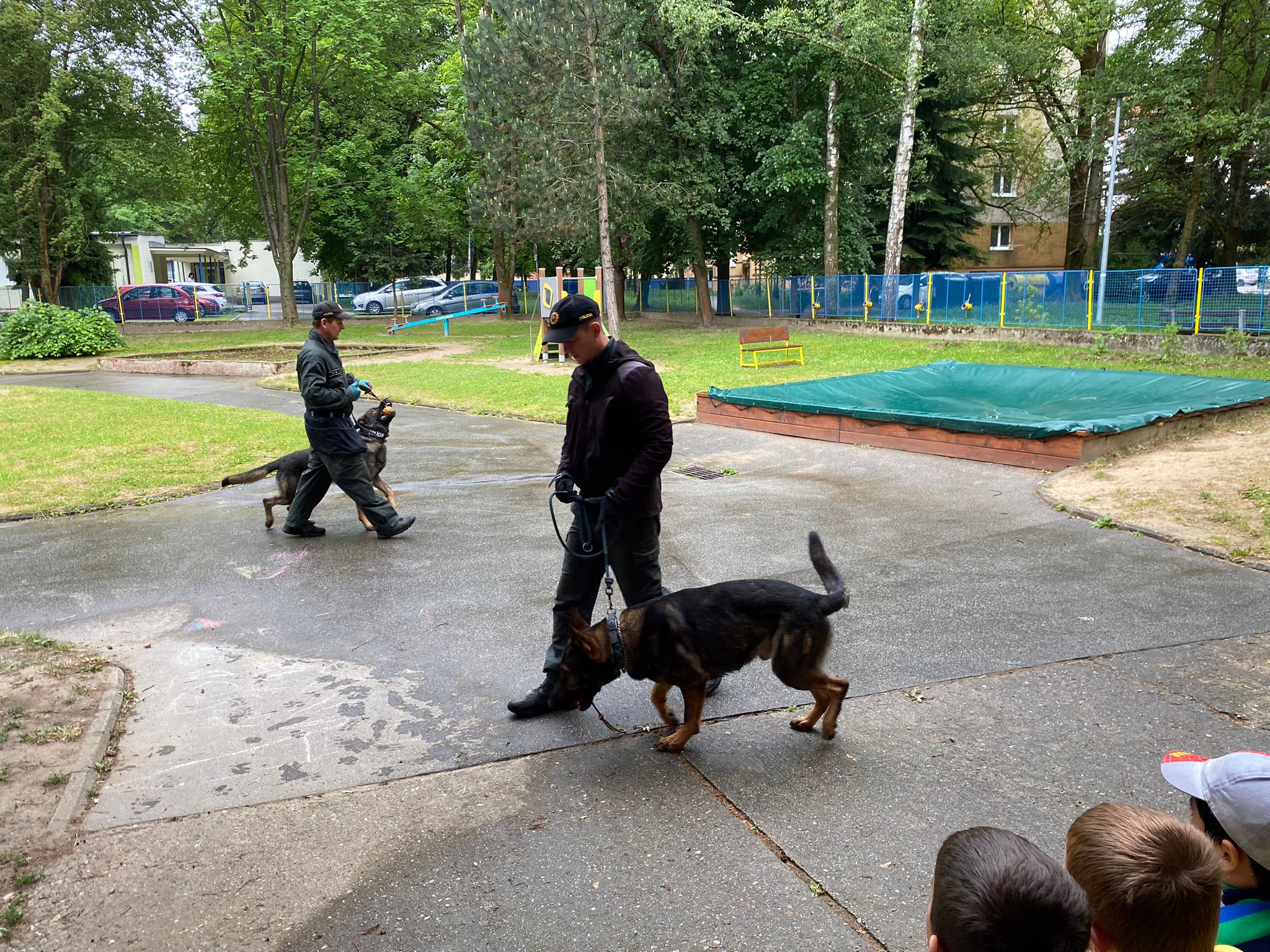 Návšteva policajtov so psami